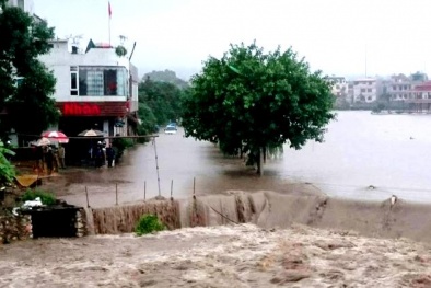 Quảng Ninh: Uông Bí ngập lụt sâu, lực lượng lính thủy đánh bộ ‘ra trận’ 