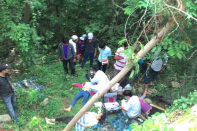 Tai nạn giao thông kinh hoàng, 15 người văng xuống vực