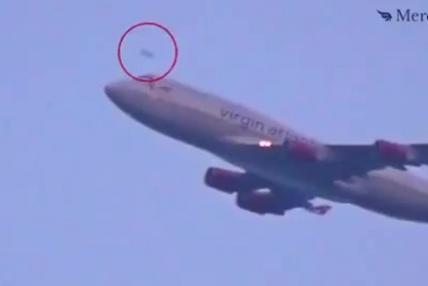 Clip: Phát hiện 'UFO' bay vụt qua máy bay Virgin Atlantic