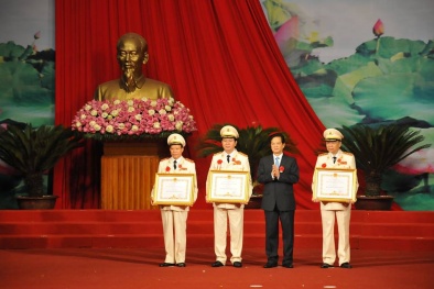 Bộ trưởng và hai Thứ trưởng Bộ Công an nhận Huân chương Quân công hạng Nhất và Nhì
