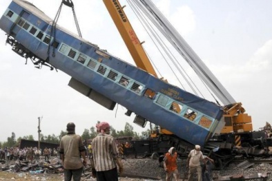 Tai nạn tàu hỏa kinh hoàng do mưa lớn, ít nhất 30 người chết