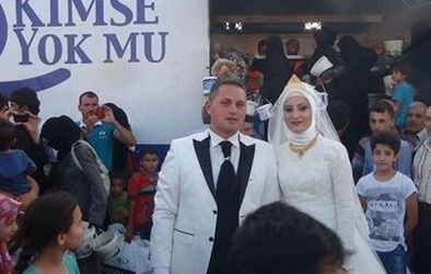 Cặp đôi mời 4.000 người tị nạn đến ăn cưới miễn phí