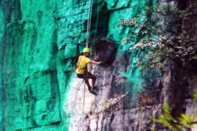 Trung Quốc: Sơn xanh cả vách núi 900 m cho.... 'hợp phong thủy'