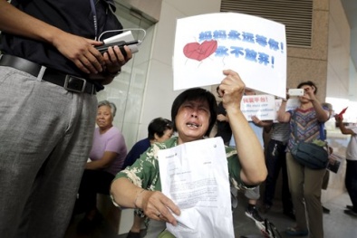 Thân nhân hành khách phẫn nộ vì Malaysia, Pháp mâu thuẫn về MH370