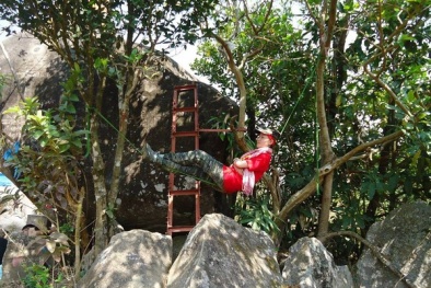 Nữ phượt thủ xinh đẹp ngủ ngon lành trên dây như Tiểu Long Nữ