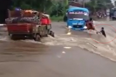 Xe khách chết máy giữa dòng nước chảy xiết, nhiều hành khách hoảng loạn tháo thoát