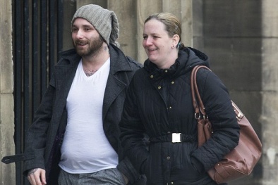 Giả vờ phá thai để 'bán' con cho người bạn đồng tính