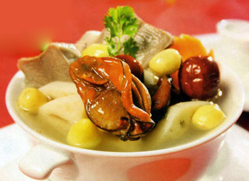 Lưỡi heo hầm hạt sen thơm ngon, mát bổ