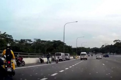 Người dân hỗn loạn vì mưa tiền đổ xuống đường Singapore