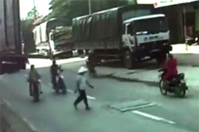 Clip: Cụ già bị đâm khi sang đường, người đàn ông gây tai nạn quay đầu bỏ chạy