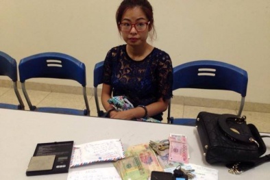 Bị cảnh sát kiểm tra, cô gái luôn ôm bụng để lộ nghi vấn bất thường