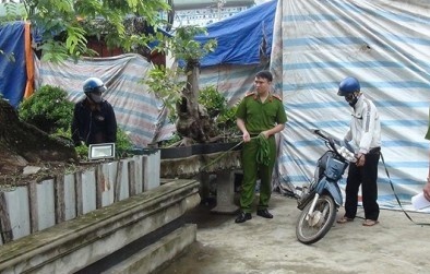 Hai bị can bình tĩnh dựng lại hiện trường vụ thảm sát ở Bình Phước