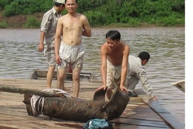 Quảng Trị: Quăng lưới đánh cá thu được bom còn nguyên kíp nổ
