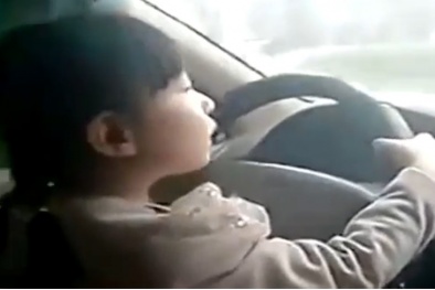 Trung Quốc: Bé gái 4 tuổi lái ô tô vù vù trên đường cao tốc