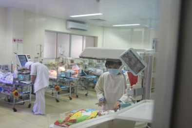 Vụ bé trai bị dao đâm vào đầu: Người mẹ đau đớn nhìn con qua lớp kính