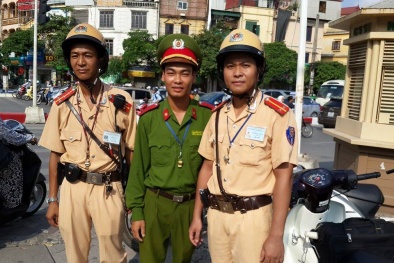 Cảnh sát giao thông giải cứu người phụ nữ định nhảy sông Tô Lịch tự tử