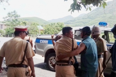 Cảnh sát giao thông quật ngã nhóm côn đồ truy sát người