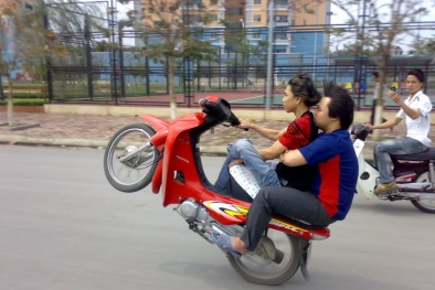 ‘Hung thần đường phố’ đánh võng, ép ngã xe cảnh sát giao thông