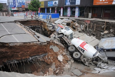 Trung Quốc: Kinh hoàng hố tử thần 300m2 nuốt chửng cả tòa nhà