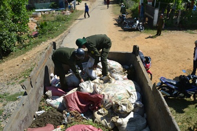 Người dân tự nguyện giao nộp 10 tấn quặng vàng