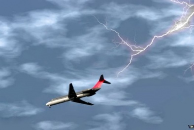 Máy bay Indonesia rơi do bay trong vùng thời tiết xấu?