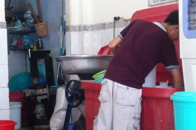 Tràn lan nước đá mất vệ sinh