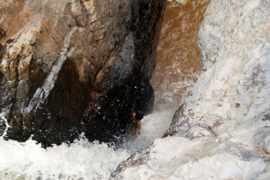 Giải cứu thành công một cậu bé mặc kẹt dưới khe thác nước chảy siết