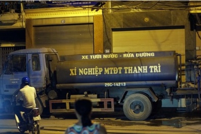 Khốn khổ vì mất nước, người dân Hà Nội phải mua nước từ xe rửa đường