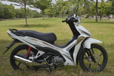 Mở cốp xe máy vô chủ bên đường, kinh ngạc phát hiện hơn 1 tỷ 