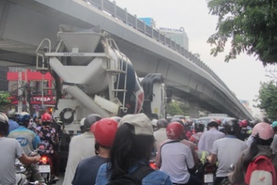 Giờ cao điểm, xe trộn bê tông đi thoải mái gây nguy hiểm cho người đi đường