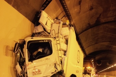 TNGT nghiêm trọng: Cabin xe tải bẹp dúm bên vách hầm Hải Vân, động cơ vỡ nát