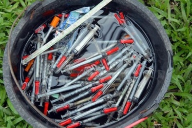 Hàng chục bao tải đựng kim tiêm bị đổ xuống suối ở Đồng Nai