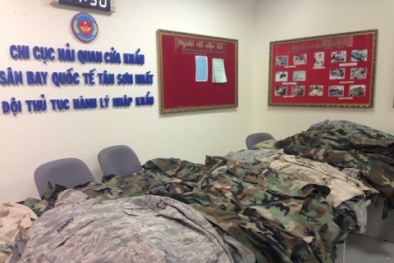 100 bộ quân phục của Mỹ bị tạm giữ tại sân bay Tân Sơn Nhất
