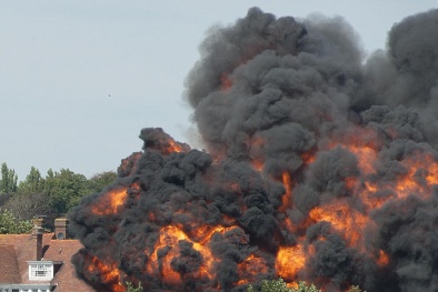 Máy bay phản lực rơi trúng đoàn xe đám cưới, ít nhất 7 người thiệt mạng