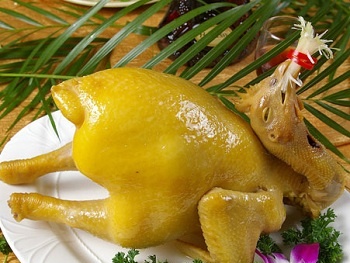 Mẹo luộc gà thơm ngon, da vàng bóng cho mâm cơm cúng