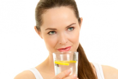 Mòn răng vì thói quen uống chanh pha nước nóng