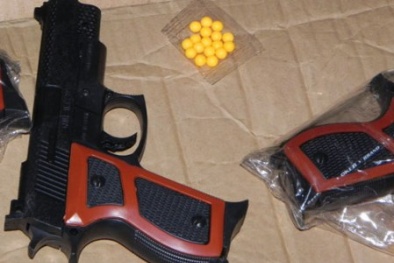 Thanh niên dùng súng nhựa đồ chơi để...cướp tài sản