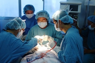 Bé gái bị cọc ngầm đâm rách vùng kín khi tắm sông