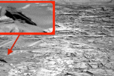 Phát hiện UFO hình tàu khu trục ngôi sao rơi trên sao Hỏa?