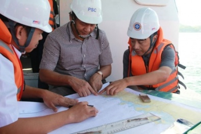 Bình Thuận: Chạy đua với sóng, gió tìm 7 ngư dân mất tích ở Biển Đông