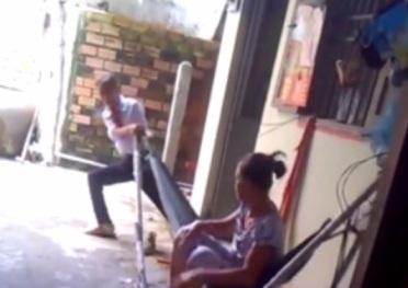 Nữ sinh đeo khăn quàng đỏ chửi bới bà ngoại gây bất bình trên mạng xã hội