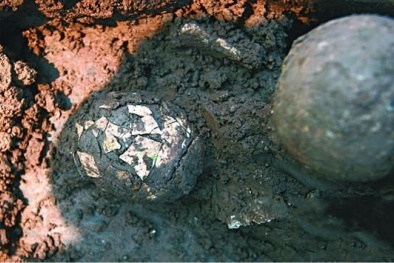 Phát hiện quả trứng gà 2.000 năm tuổi còn nguyên trong mộ cổ