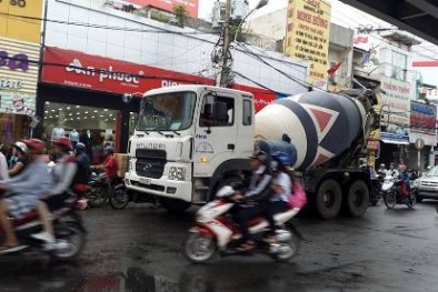 Xe trộn bê tông lại gây nguy hiểm cho người đi đường giữa phố Sài Gòn