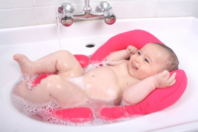 Coi chừng nguy cơ chết đuối ở trẻ khi dùng ghế tắm cho bé