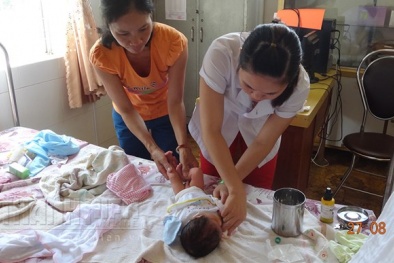 Đồng Nai: Đau xót bé trai 7 ngày tuổi nằm trong thùng giấy bên vệ đường