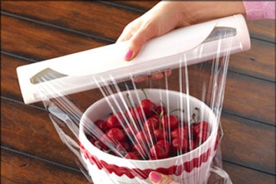 Hiểm họa khó lường khi cho màng bọc thực phẩm vào lò vi sóng