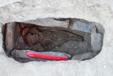 Thi thể em bé sơ sinh bí ẩn trong quan tài chân không 1.500 năm tuổi