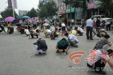 Trung Quốc: Tranh nhau ‘hôi’ phân bón suốt 6 tiếng vì tưởng là vàng