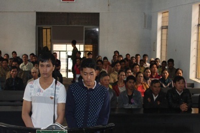 Dùng súng bắn chủ quán vì dám bán mồi nhậu đắt