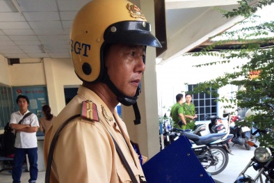 Giải cứu thiếu tá CSGT bị xe vi phạm hất tung lên nắp capo